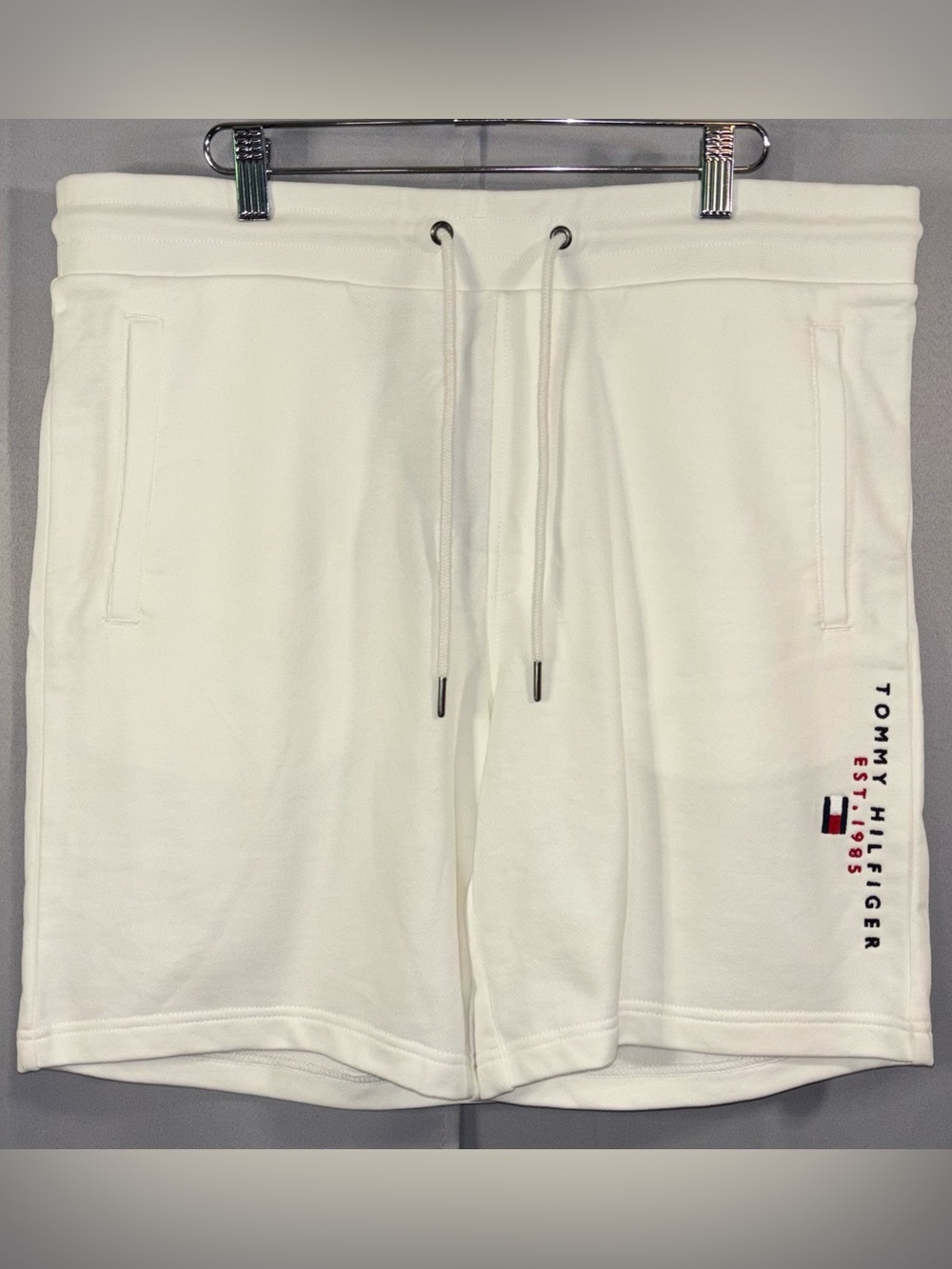 NWT Tommy Hilfiger White Est 1985 Logo Fleece Sweatshorts Men’s Size L 7.5"